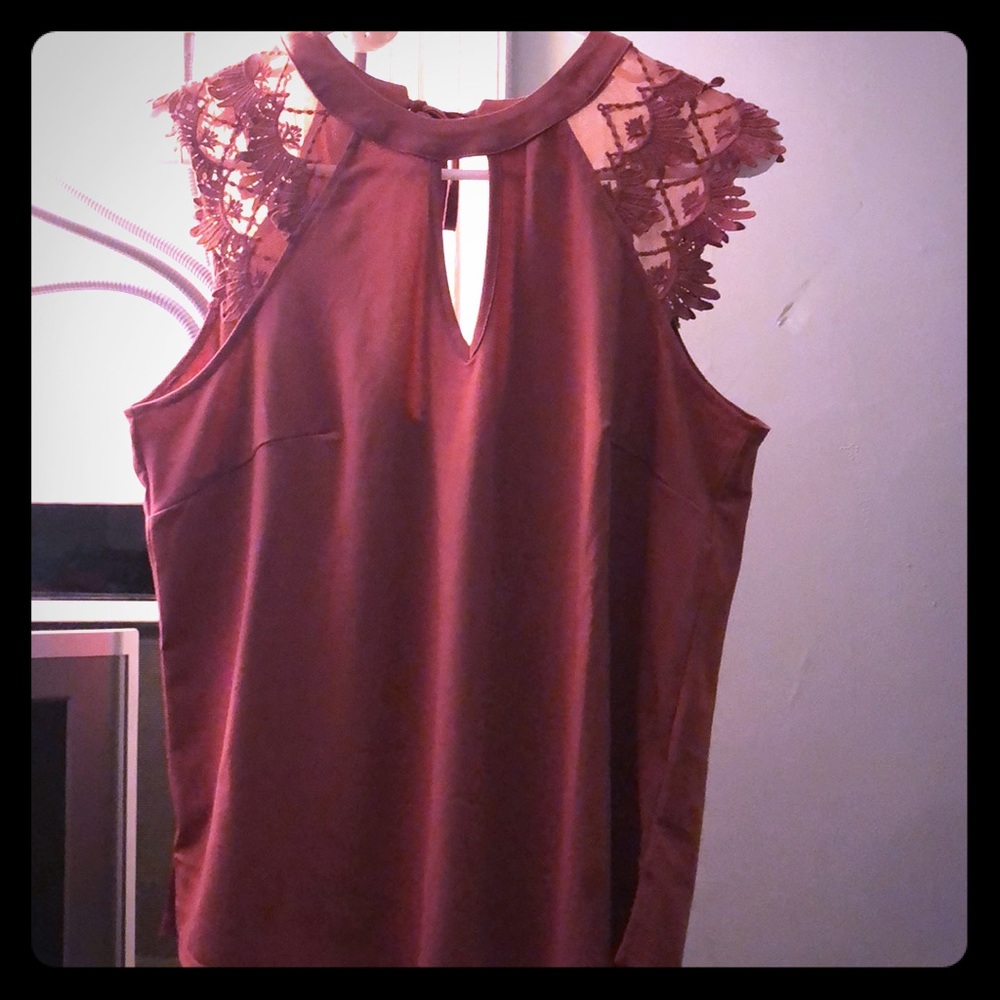 Beautiful shirt! Lace embroidery on the sleeves!